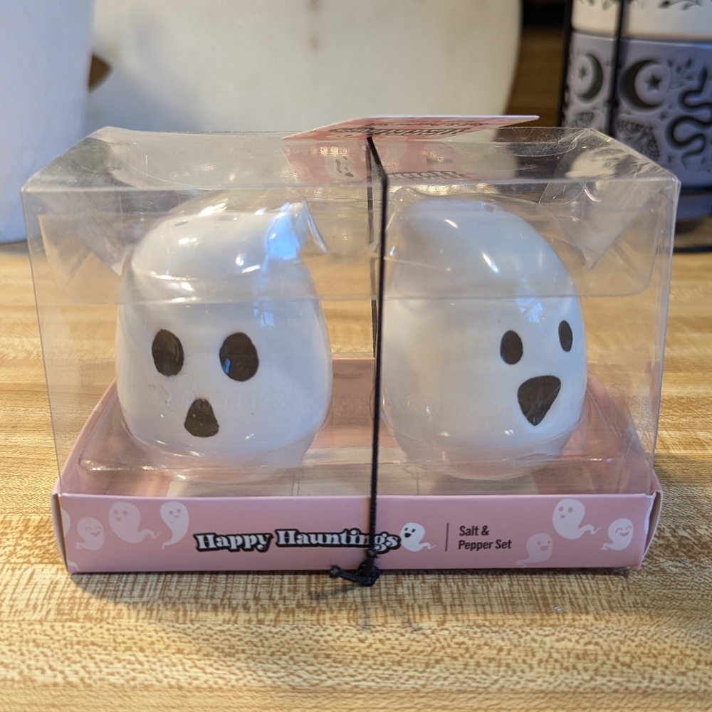 Ghosts Salt &‎ Pepper Shakers - Spooky Halloween Kitchen Decor NWT